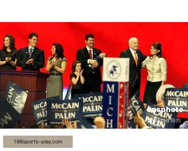 艾维街头激情演讲手持麦克风大胆表达观点引发路人热烈关注